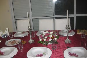 אתר חיצים - שולחן חג